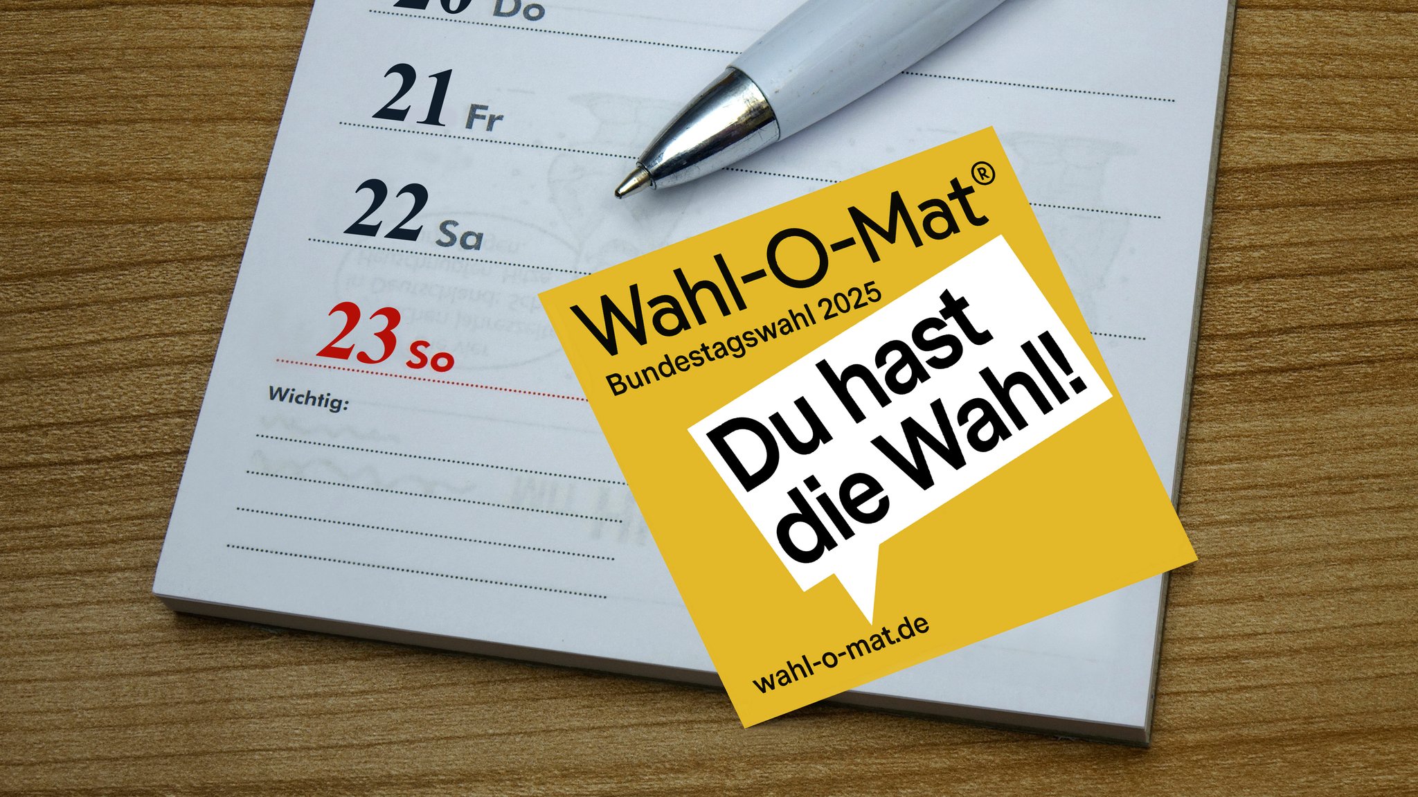 Auf einem Kalender befindet sich ein Kugelschreiber mit einem Flyer des Wahl-O-Mat (Symbolbild).