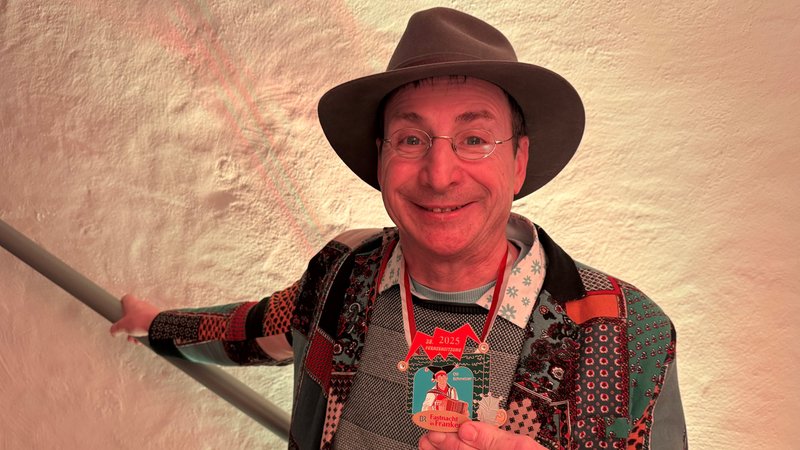 Oti Schmelzer mit seinem Fastnacht in Franken-Orden. | Bild: BR/Josef Lindner Oti Schmelzer mit seinem Fastnacht in Franken-Orden.