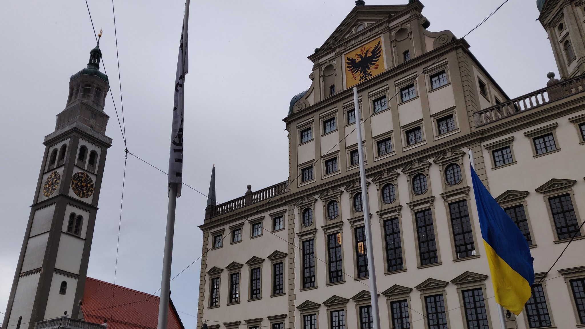 Zwischen Ukraine-Flagge und Friedensstadt-Fahne eine leerer Mast: Die Israel-Flagge wurde am Freitagabend heruntergerissen.