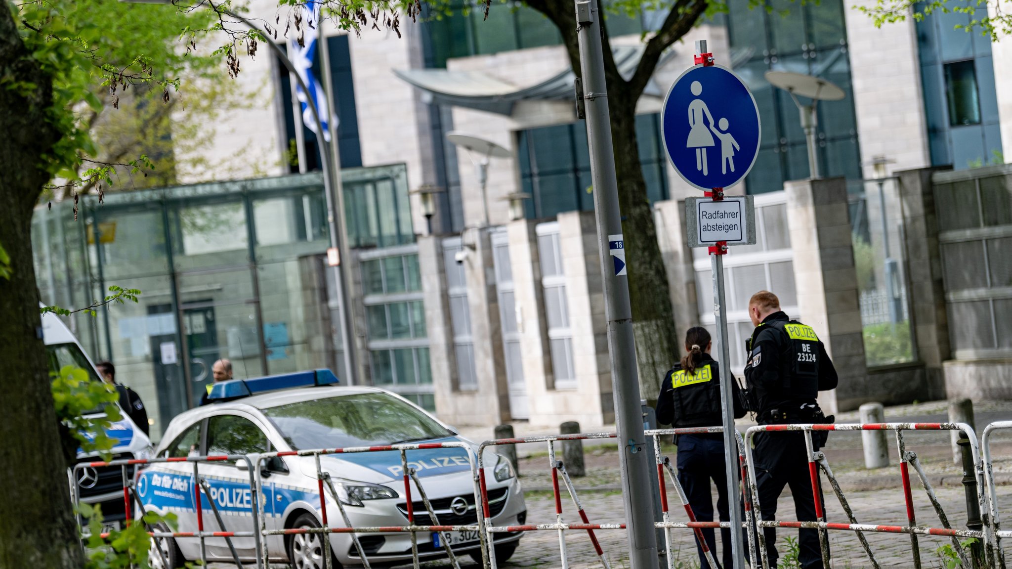 (Symbolbild) Ein mutmaßlicher Anhänger des IS soll einen Anschlag auf die israelische Botschaft in Berlin geplant haben  – er wurde festgenommen.