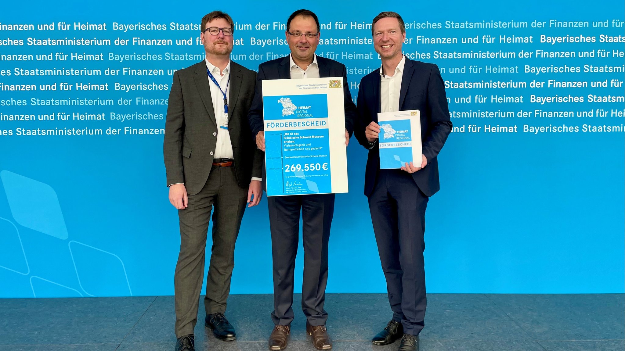 Heimatstaatssekretär Martin Schöffel (CSU, Mitte) hat in Nürnberg den Förderbescheid für den Zweckverband Fränkische Schweiz-Museum überreicht.