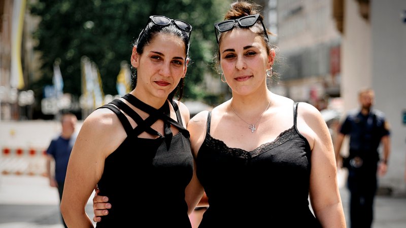 Die Töchter des NSU-Mordopfers Theodoros Boulgarides bei einer Gedenkveranstaltung am Münchner Stachus | Bild: picture alliance / SZ Photo | Johannes Simon Die Töchter des NSU-Mordopfers Theodoros Boulgarides bei einer Gedenkveranstaltung am Münchner Stachus