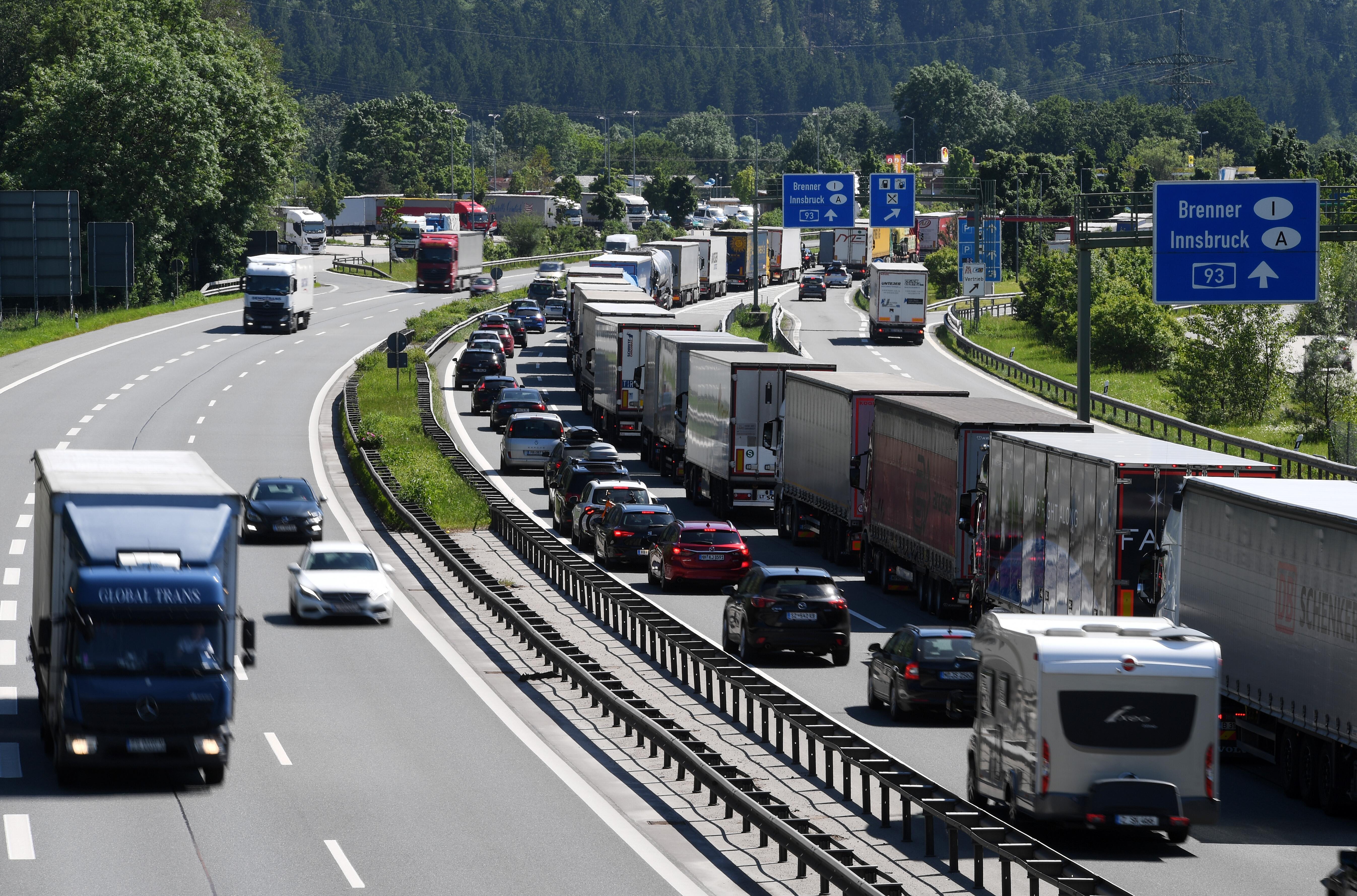 LKWs stehen auf der Autobahn A93 Richtung Österreich im Stau. 