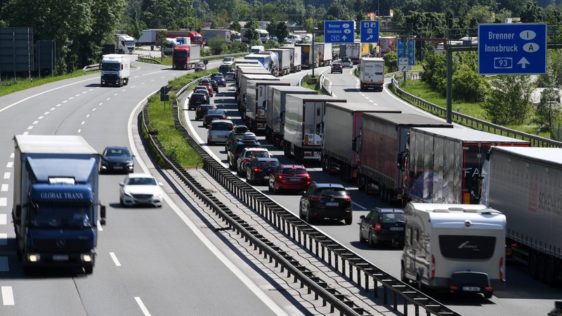 LKWs stehen auf der Autobahn A93 Richtung Österreich im Stau. | Bild: picture alliance/dpa | Angelika Warmuth LKWs stehen auf der Autobahn A93 Richtung Österreich im Stau.