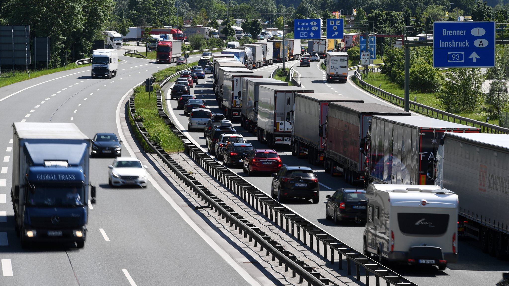 LKWs stehen auf der Autobahn A93 Richtung Österreich im Stau. 
