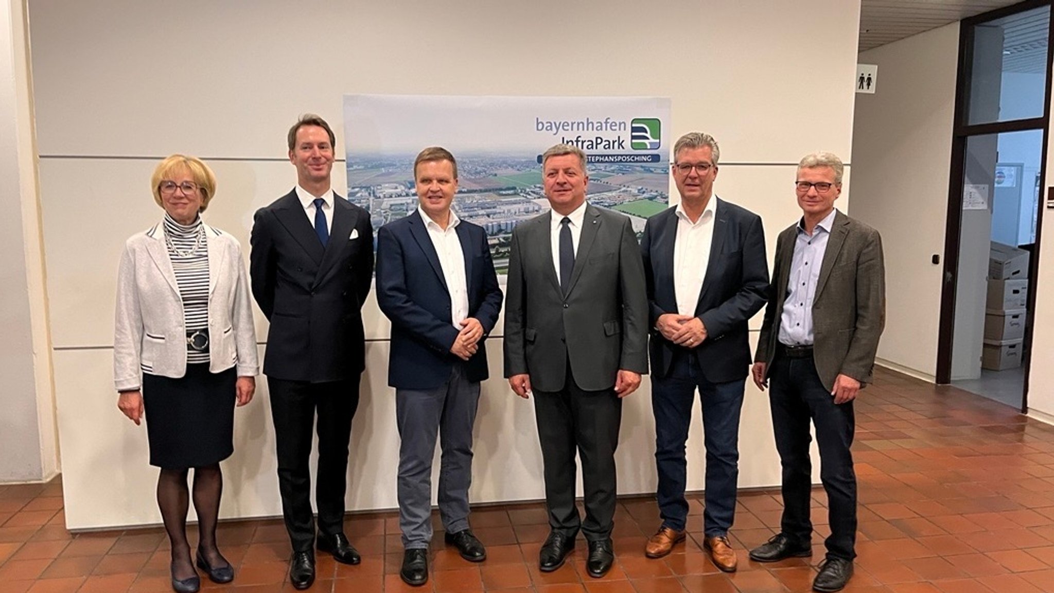 Von rechts nach links: Landrat Bernd Sibler, Hans Schmalhofer (Bgm. Plattling), Christian Bernreiter, Joachim Zimmermann (Bayernhafen), Gunnar Eberhardt (UPM), Jutta Staudinger (Bürgermeisterin Stephansposching)
