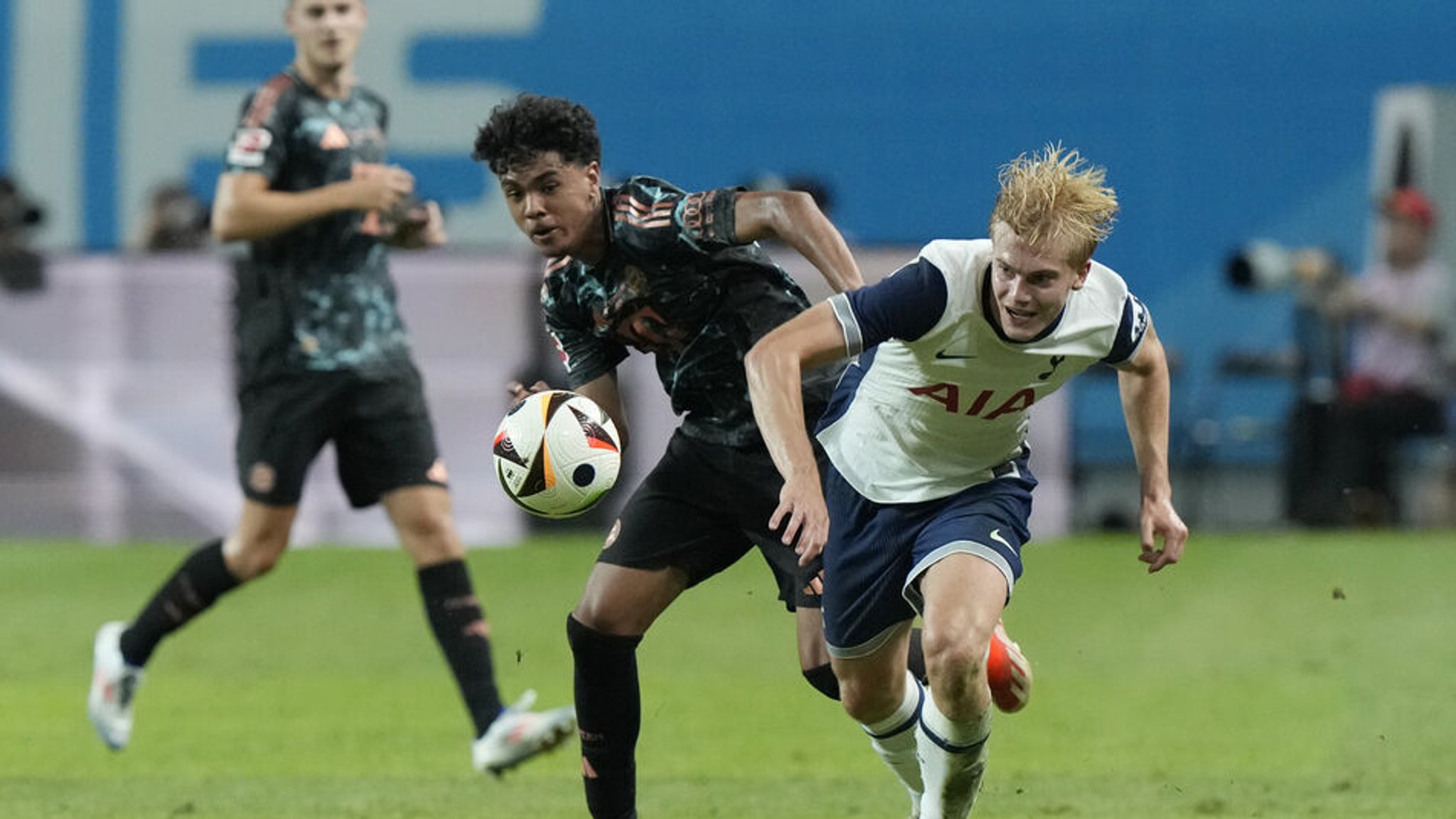 Adam Aznou beim Testspiel gegen Tottenham Hotspur in Südkorea