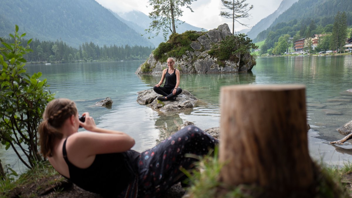 Evelyn fotografiert ihre Freundin am Hintersee im Berchtesgadener Land.