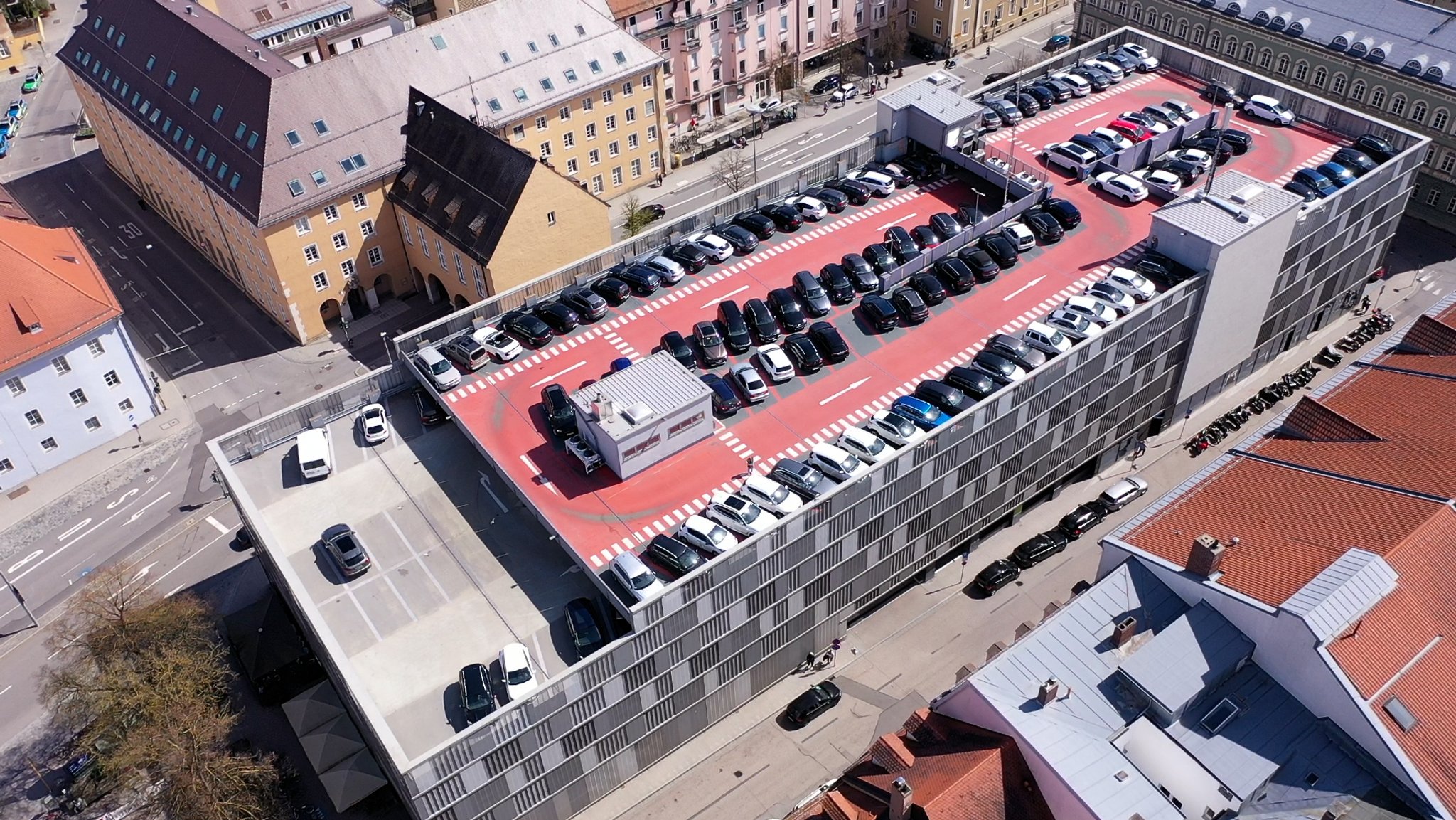 Blick auf das Parkhaus am Dachauplatz in Regensburg