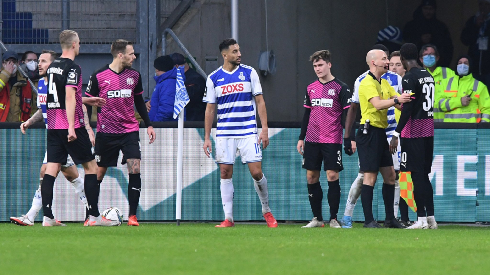 Duisburg: Fußball: 3. Liga, MSV Duisburg - VfL Osnabrück, 20. Spieltag. Osnabrücks Opoku (r) spricht mit Schiedsrichter Winter.