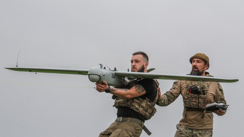 Ukrainische Soldaten starten ein Drohne (Archiv 26.04.2024)