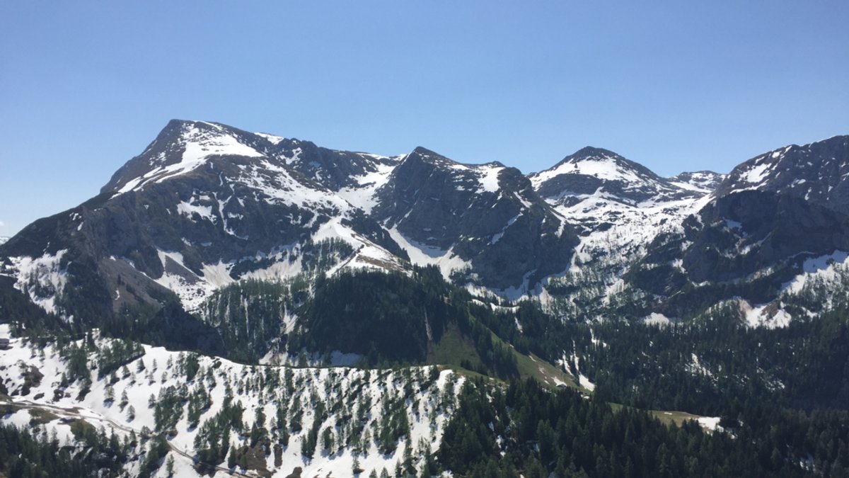 Blick von der Bergstation der Jennerbahn im Sommer - jetzt liegt dort deutlich mehr Schnee.