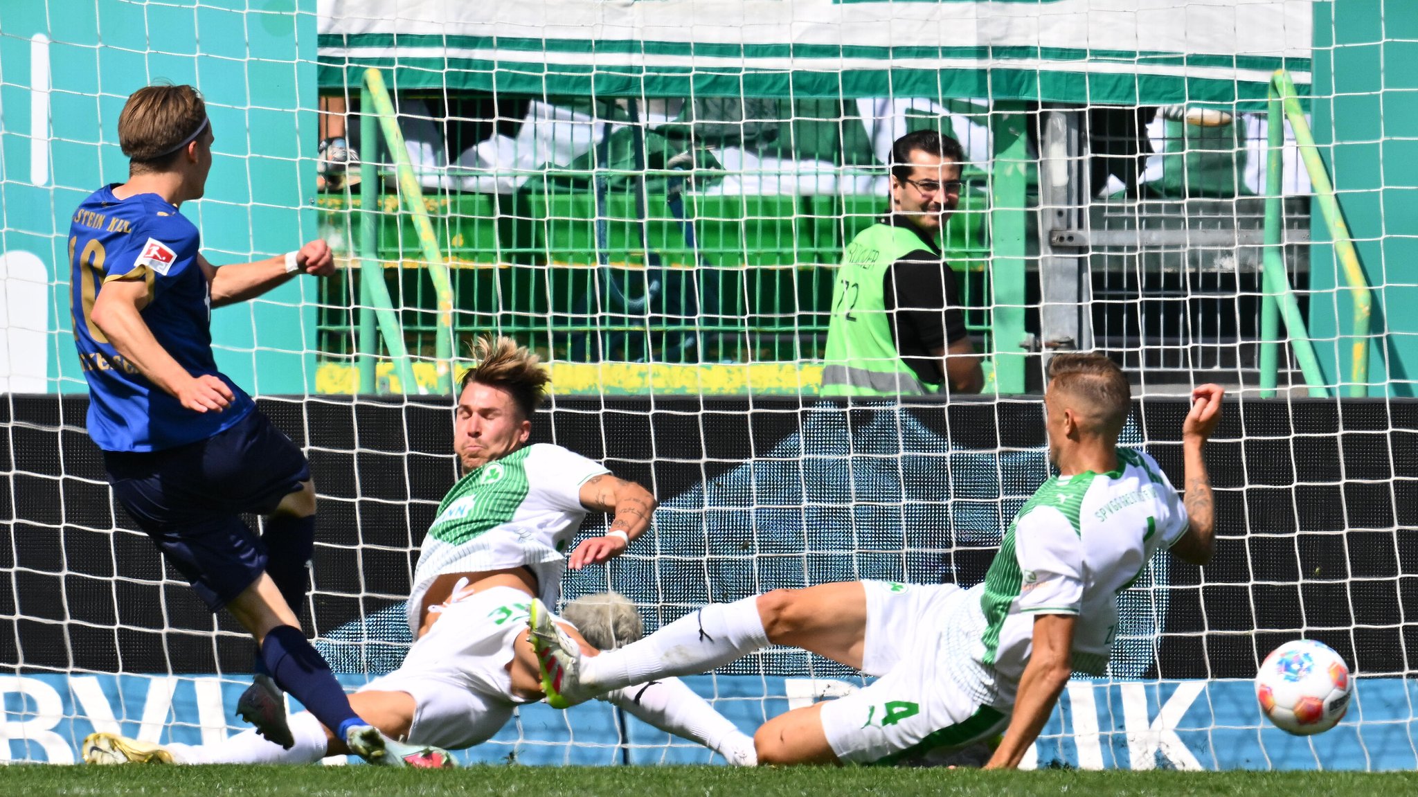 Jonas Therkelsen trifft zur Führung für Holstein Kiel. Die Fürther Felix Klauß (Mitte) und Philip Ziereis haben das Nachsehen.