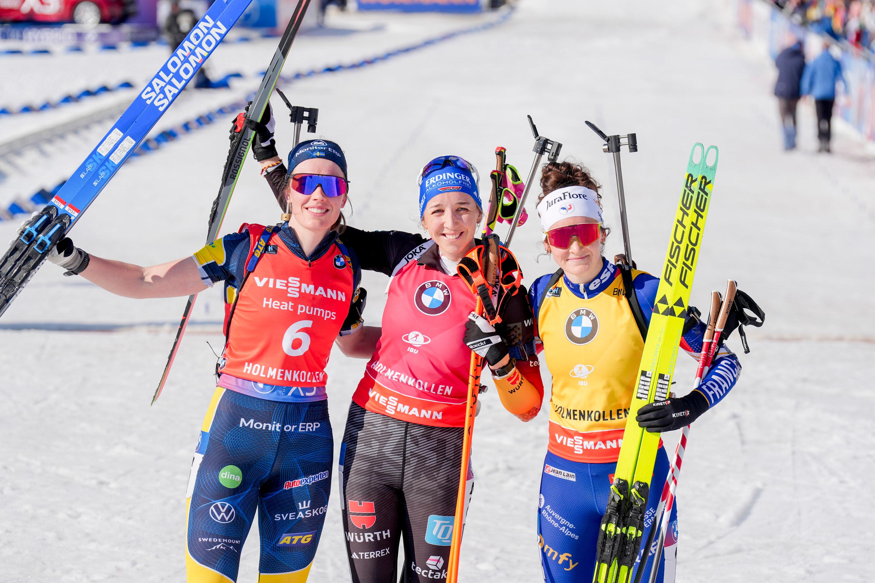 dpatopbilder - 23.03.2025, Norwegen, Oslo: Biathlon, Weltcup, Massenstart, 12,5 km, Frauen: Elvira Berg (l-r) aus Schweden als Zweite, Franziska Preuß aus Deutschland als Siegerin und Julia Simon aus Frankreich als Dritte nach Rennen. Foto: Terje Pedersen/NTB/dpa +++ dpa-Bildfunk +++