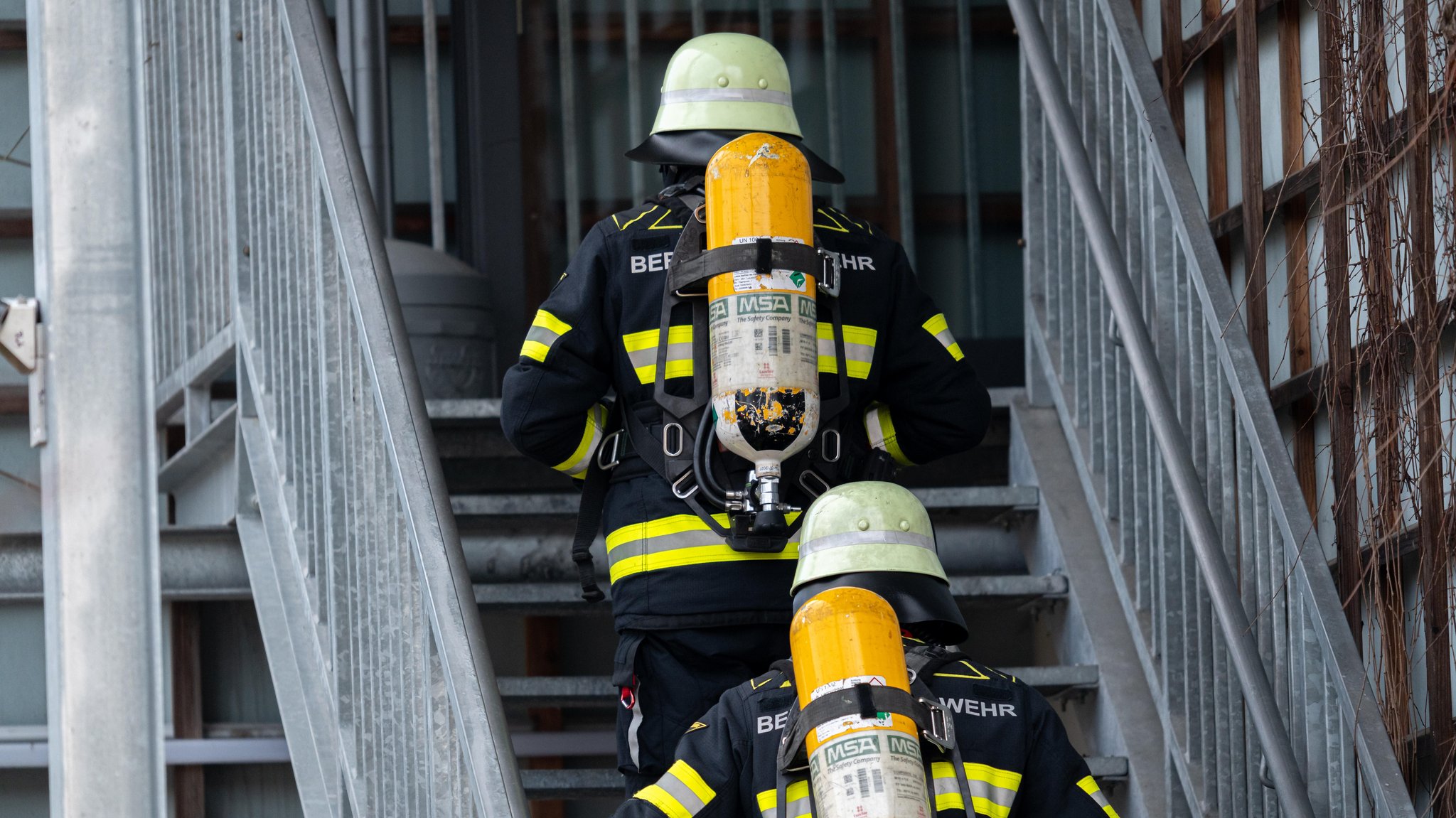 Das Bild steht für Brandbekämpfung, Evakuierung und die Rettung von Menschen in einer akuten Gefahrensituation.