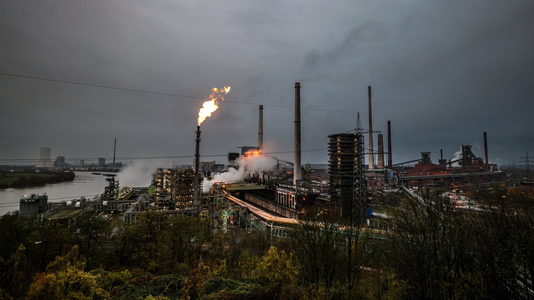 (Symbolbild) Blick auf das Werksgelände von Thyssenkrupp Steel in Duisburg. Deutschlands größte Stahlfirma will tausende Stellen abbauen.