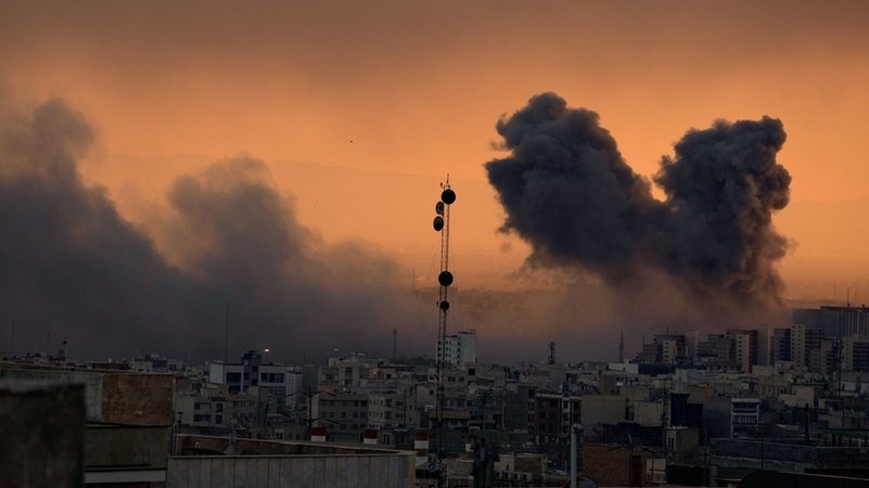 03.03.2026, Iran, Teheran: Eine Rauchwolke steigt nach einem Militärschlag auf. | Bild: dpa-Bildfunk/Vahid Salemi 03.03.2026, Iran, Teheran: Eine Rauchwolke steigt nach einem Militärschlag auf.