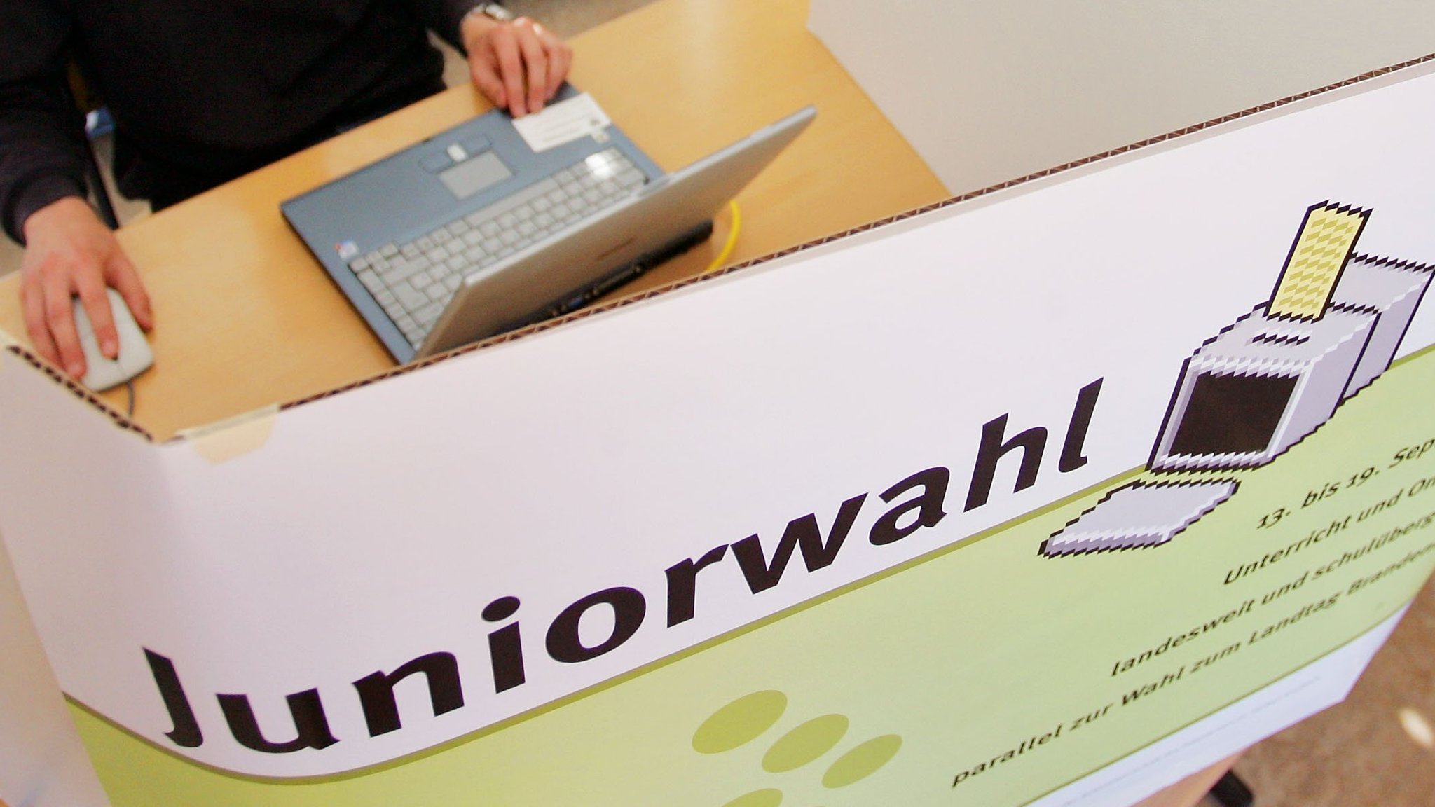 Archiv: Wahlkabine "Juniorwahl"