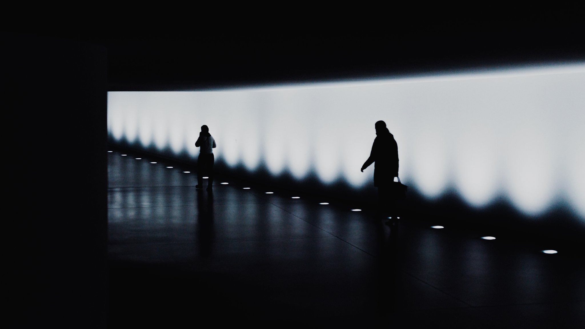 Die Tunnel unter dem Bundestag und weitere Stationen im Untergrund der Berliner Politik. Zwei Personen gehen den Tunnel entlang. (Archivbild)