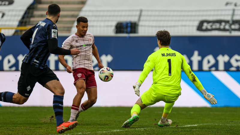 Traf zum 1:0 für den FC Ingolstadt gegen Waldhof Mannheim: Marcel Costly (Mitte) | Bild: picture-alliance / dpa Traf zum 1:0 für den FC Ingolstadt gegen Waldhof Mannheim: Marcel Costly (Mitte)