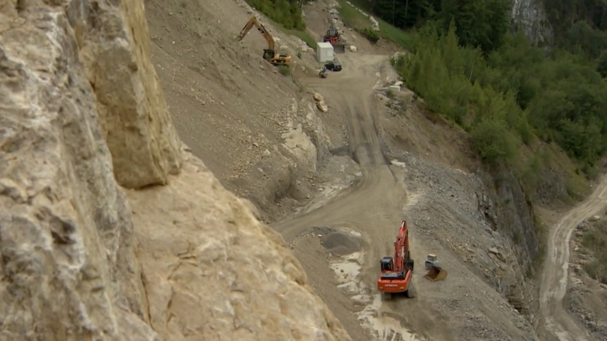 Bagger arbeiten im Steinbruch am Heuberg bei Nußdorf am Inn. 