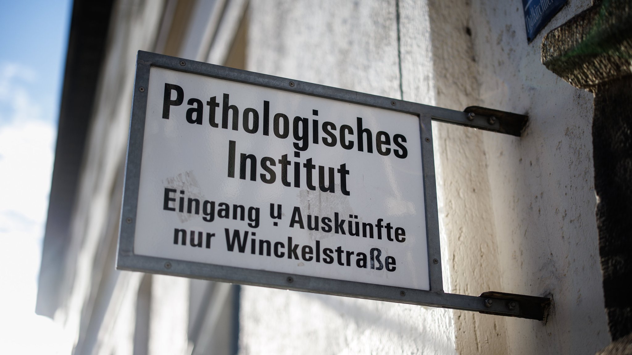 Video von Pathologie-Mitarbeiterin: Behauptungen im Faktencheck