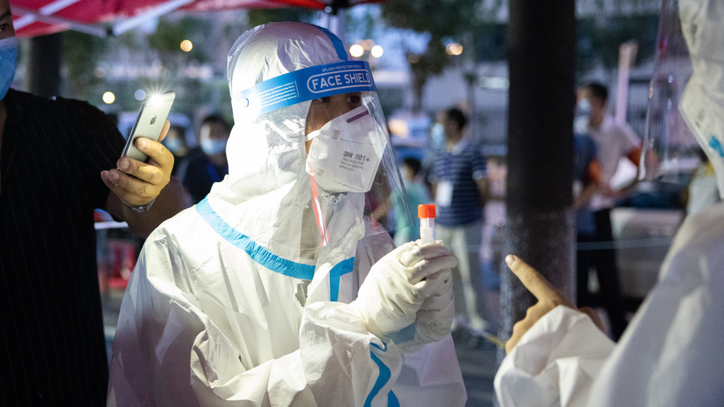 Wuhan 2021: Ein medizinischer Mitarbeiter mit einem Teströhrchen