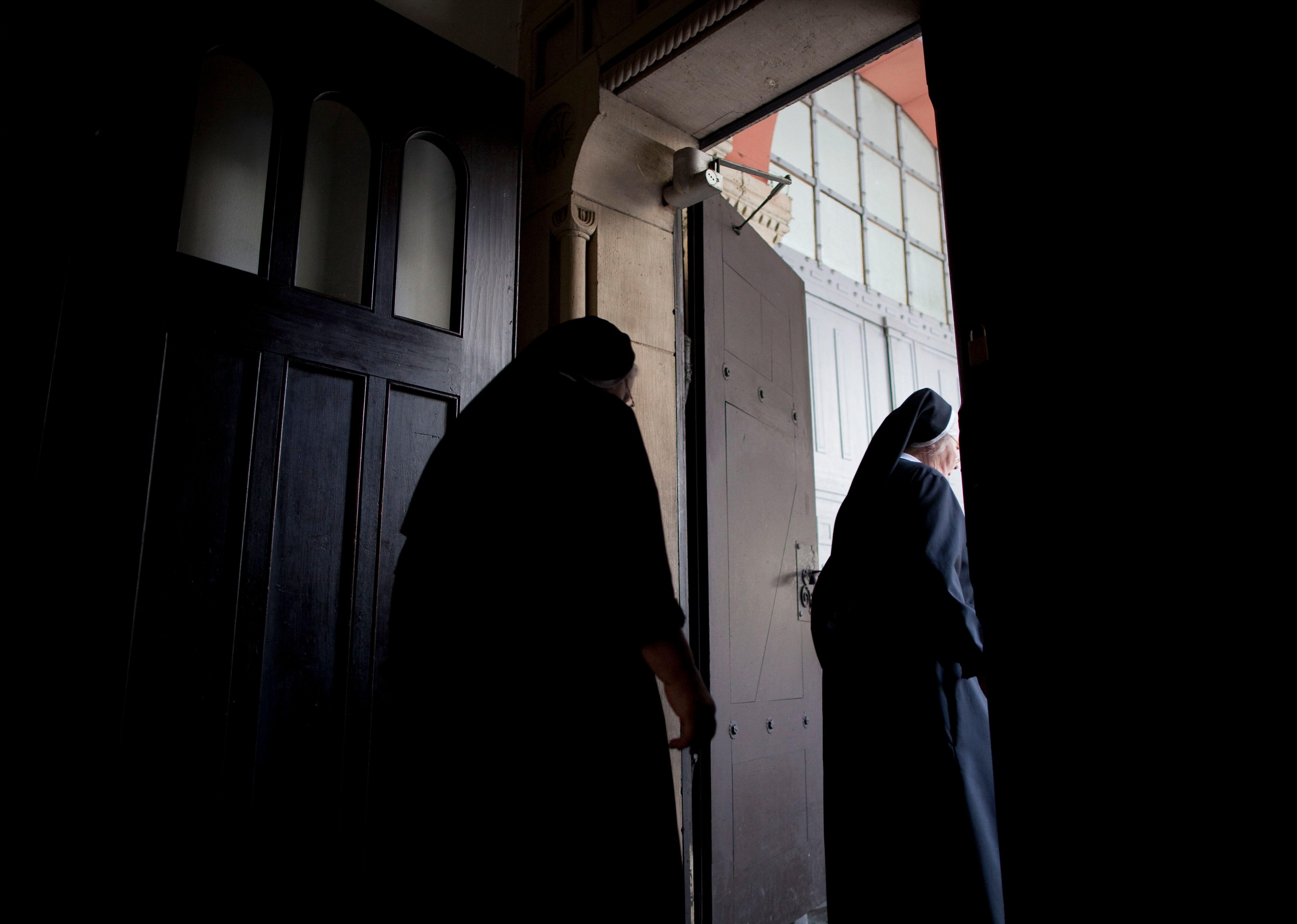 Zwei Nonnen gehen durch eine Tür (Symbolbild)