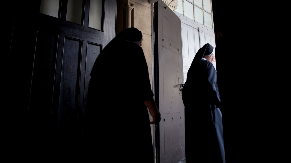 Brechen drei Nonnen in ein Kloster ein ...