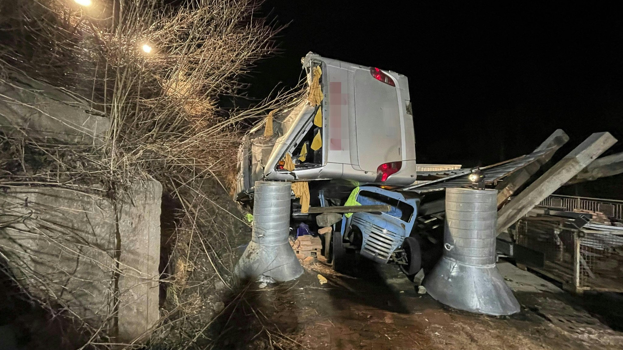 Der verunglückte Reisebus bei Schladming in Österreich