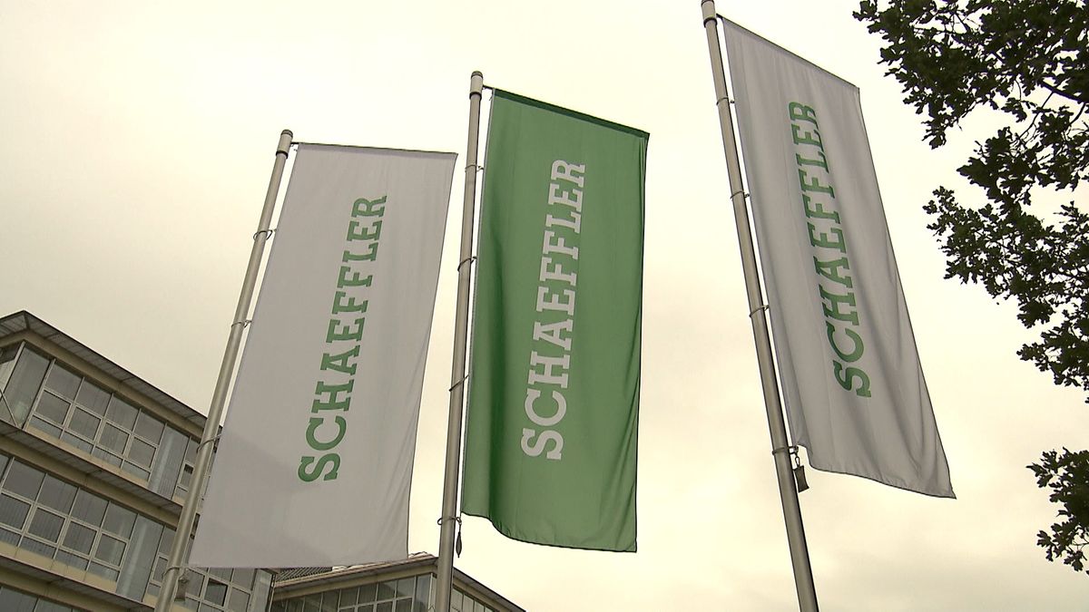 Schaeffler Mitarbeiter Protestieren Gegen Stellenabbau Br24