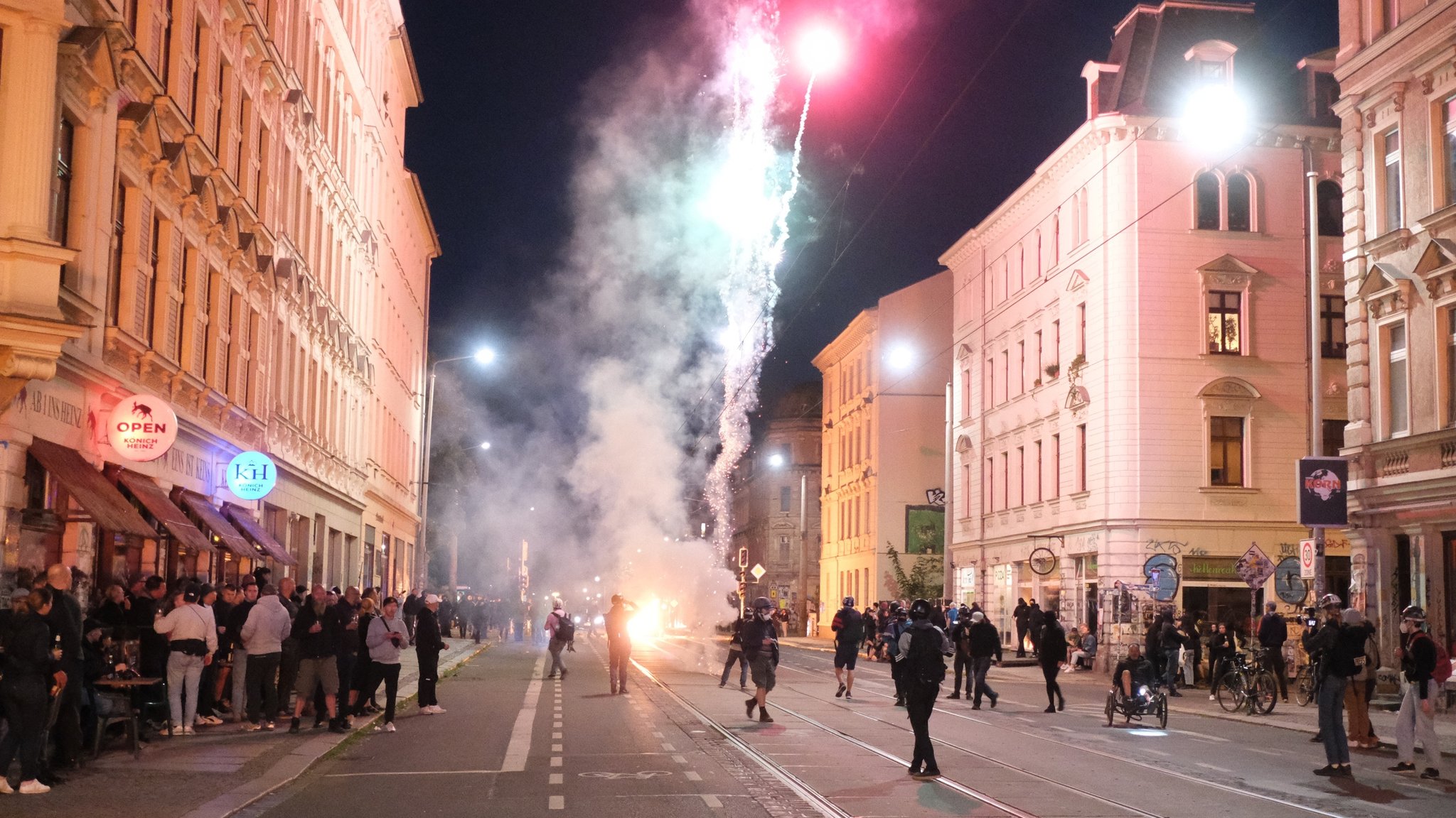 Sachsen, Leipzig: Autonome zünden Pyrotechnik. Das Oberlandesgericht Dresden hatte die Studentin Lina E. zu fünf Jahren und drei Monaten Freiheitsstrafe verurteilt. Seit langem wird in der linken Szene für den sogenannten «Tag X» mobilisiert