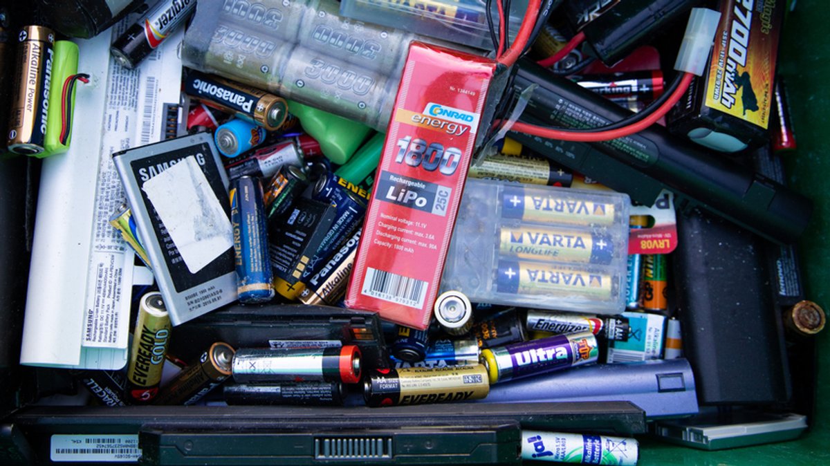 Akkus und Batterien in einem Sammelbehälter