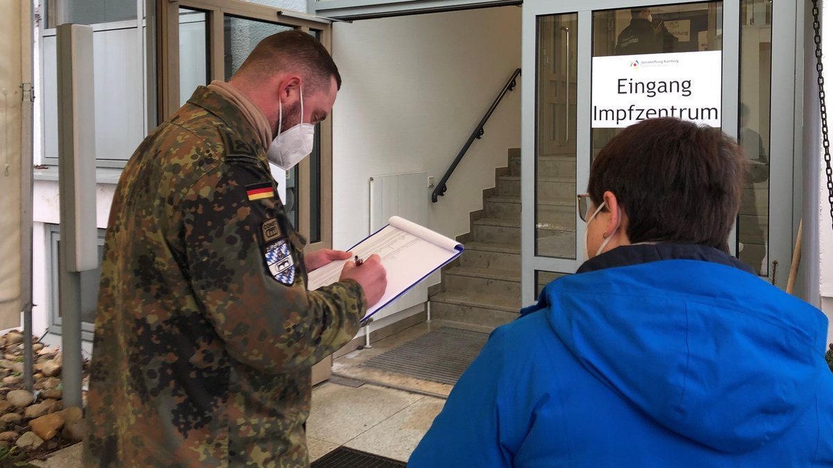 Ein Soldat in Bundeswehruniform hält eine Liste in der Hand. 