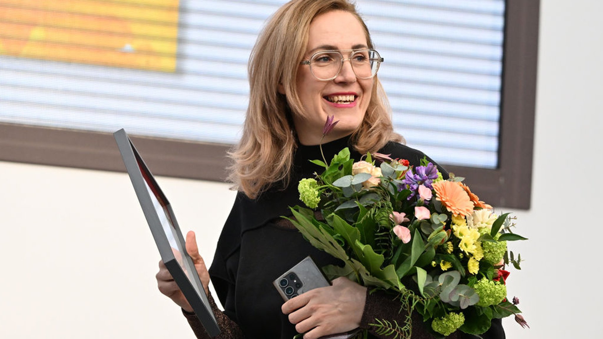 Barbi Markovi·c hat den Preis der Leipziger Buchmesse in der Kategorie Belletristik für ihr Buch "Minihorror" gewonnen. Auf dem Frühjahrstreffen der Buchbranche zeigen Aussteller aus rund 40 Ländern ihre Neuheiten. Die Niederlande und Flandern sind dieses Jahr als Gastland vertreten. Foto: Hendrik Schmidt/dpa +++ dpa-Bildfunk +++ | Bild: dpa-Bildfunk/Hendrik Schmidt Barbi Markovi·c hat den Preis der Leipziger Buchmesse in der Kategorie Belletristik für ihr Buch "Minihorror" gewonnen. Auf dem Frühjahrstreffen der Buchbranche zeigen Aussteller aus rund 40 Ländern ihre Neuheiten. Die Niederlande und Flandern sind dieses Jahr als Gastland vertreten. Foto: Hendrik Schmidt/dpa +++ dpa-Bildfunk +++