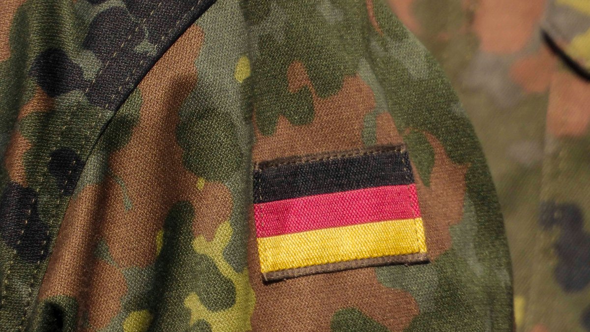 Die Bundeswehr hat vergangenes Jahr in Bayern 1.996 Soldaten unter 18 Jahren neu rekrutiert.