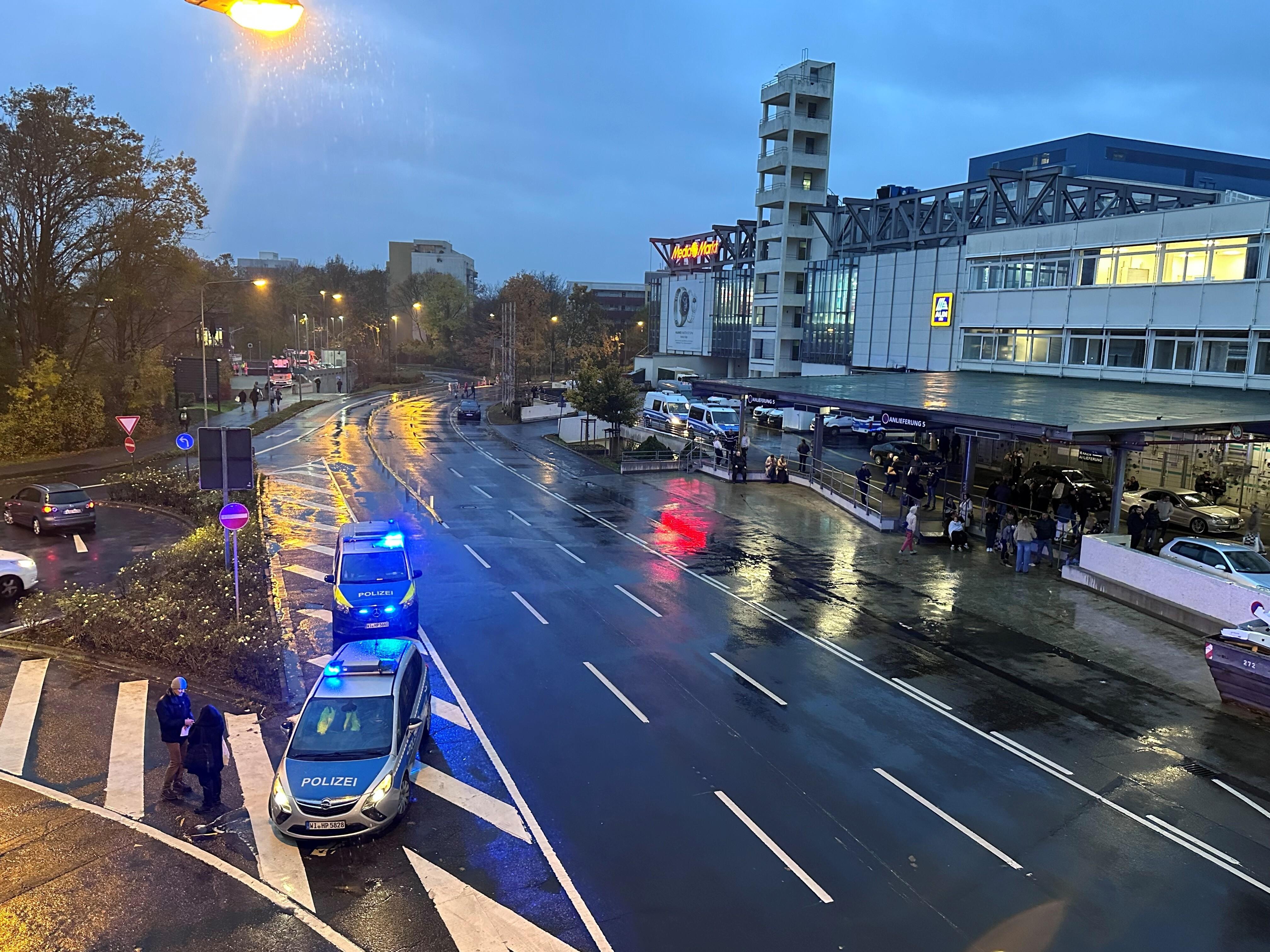 Fahrzeuge der Polizei stehen am Nordwestzentrum. 
