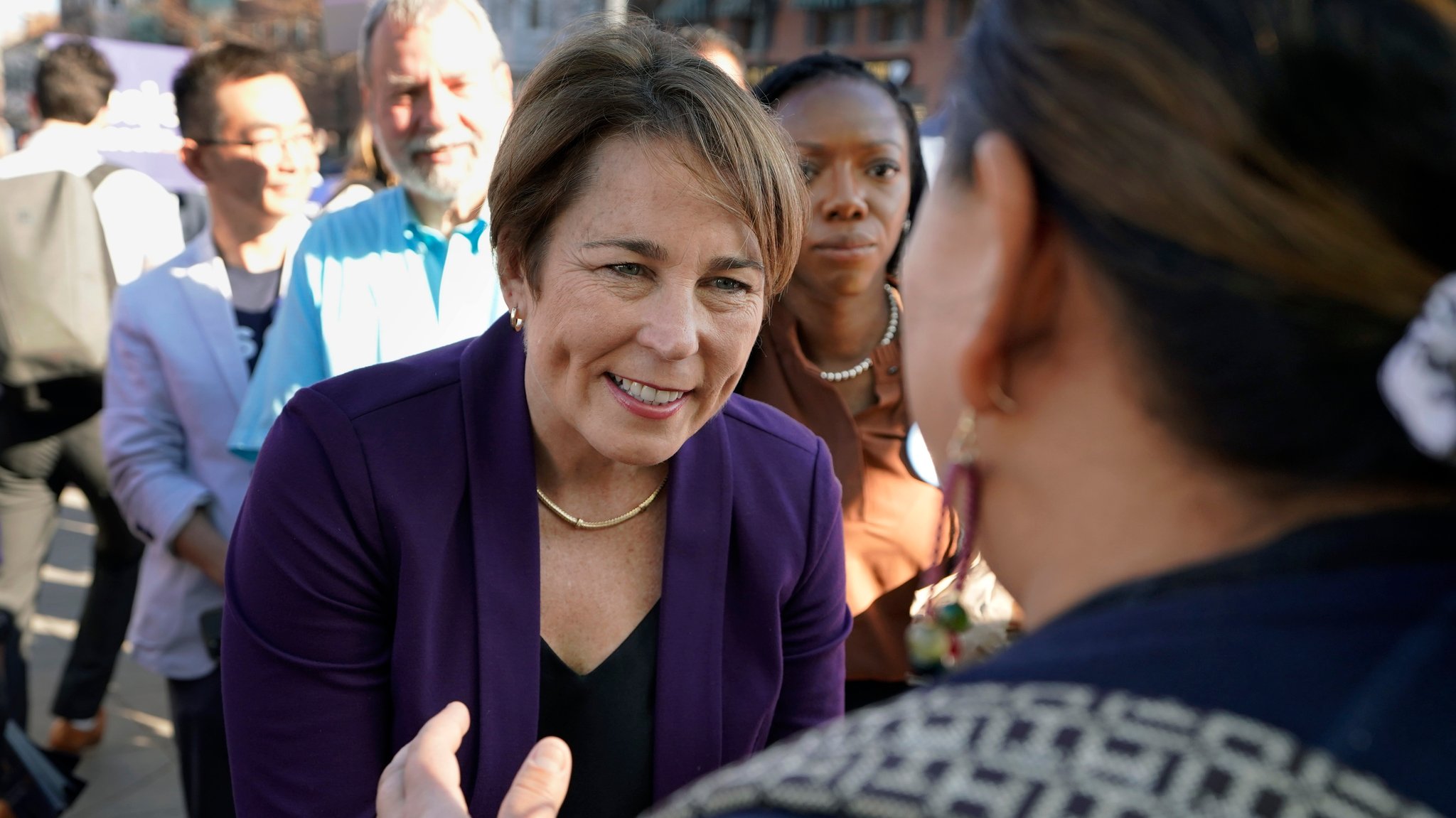 Die Demokratin Maura Healey wird die erste offen lesbische Gouverneurin in den Vereinigten Staaten. 