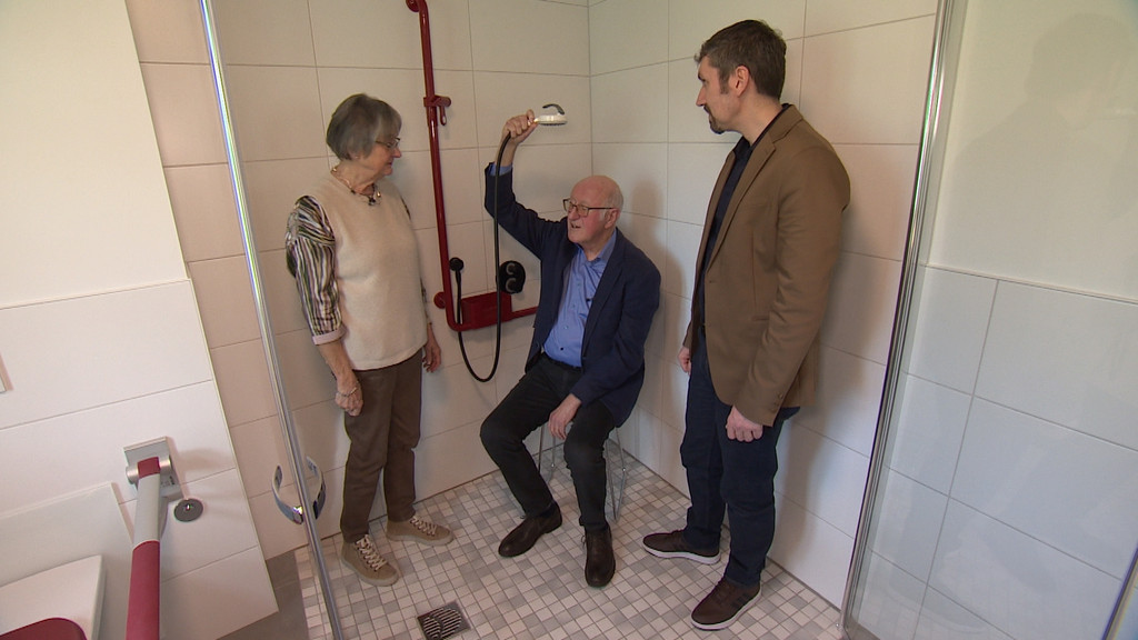Das Ehepaar Stingl begutachtet in dem Musterhaus für barrierefreies Wohnen ein Badezimmer. | Bild: BR/Frank Breitenstein Das Ehepaar Stingl begutachtet in dem Musterhaus für barrierefreies Wohnen ein Badezimmer.