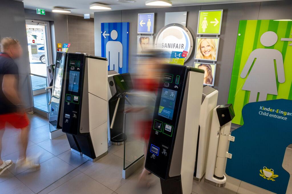 Rastanlage Fürholzen West: Eingang Sanifair-Toiletten 