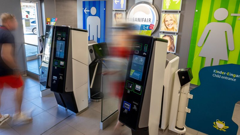 Rastanlage Fürholzen West: Eingang Sanifair-Toiletten | Bild: dpa-Bildfunk/©ADAC/Theo Klein Rastanlage Fürholzen West: Eingang Sanifair-Toiletten