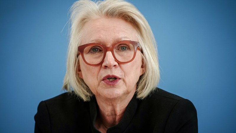 Monika Schnitzer, Vorsitzende der "Wirtschaftsweisen" stellt am 15. Mai 2024 in Berlin das Frühjahrsgutachten des Sachverständigenrates Wirtschaft vor. | Bild: dpa-Bildfunk/Kay Nietfeld Monika Schnitzer, Vorsitzende der "Wirtschaftsweisen" stellt am 15. Mai 2024 in Berlin das Frühjahrsgutachten des Sachverständigenrates Wirtschaft vor.