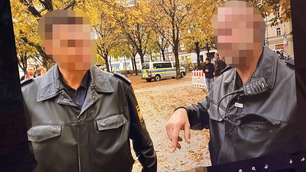 Mit diesen zwei Münchner Polizeibeamten wirbt eine Aktivistin aus dem Querdenken-Umfeld fürs Nichtimpfen.