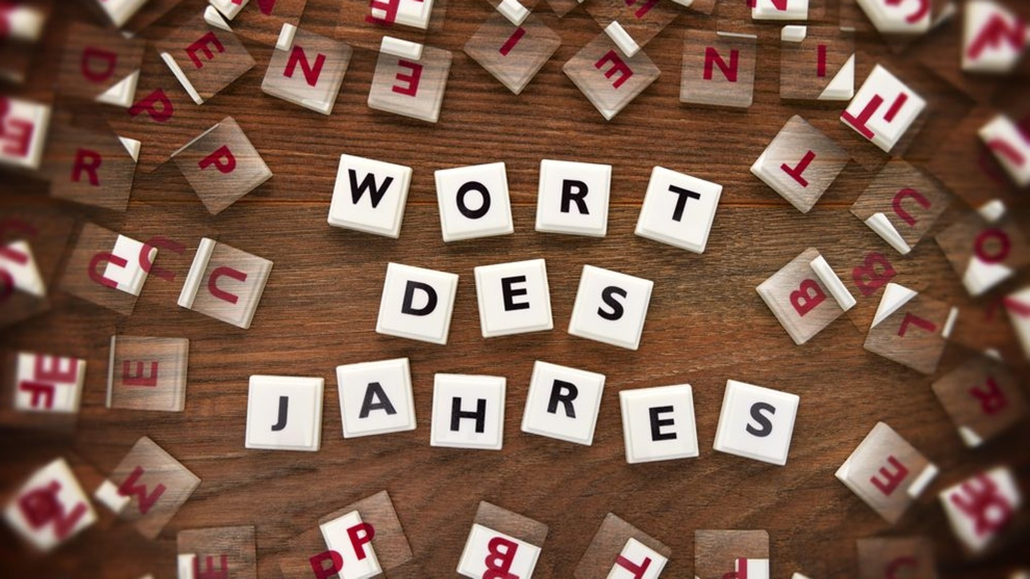 Spielsteine bilden den Schriftzug Wort des Jahres.