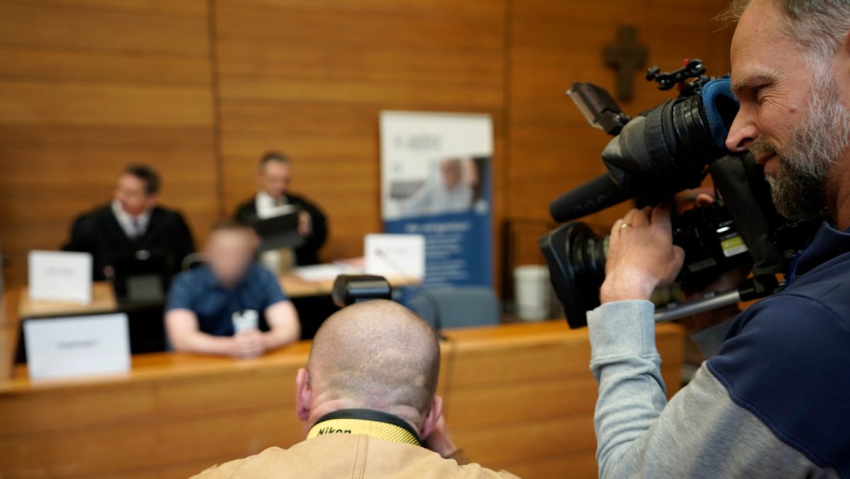 Medienvertreter filmen den Angeklagten im Landgericht Traunstein.