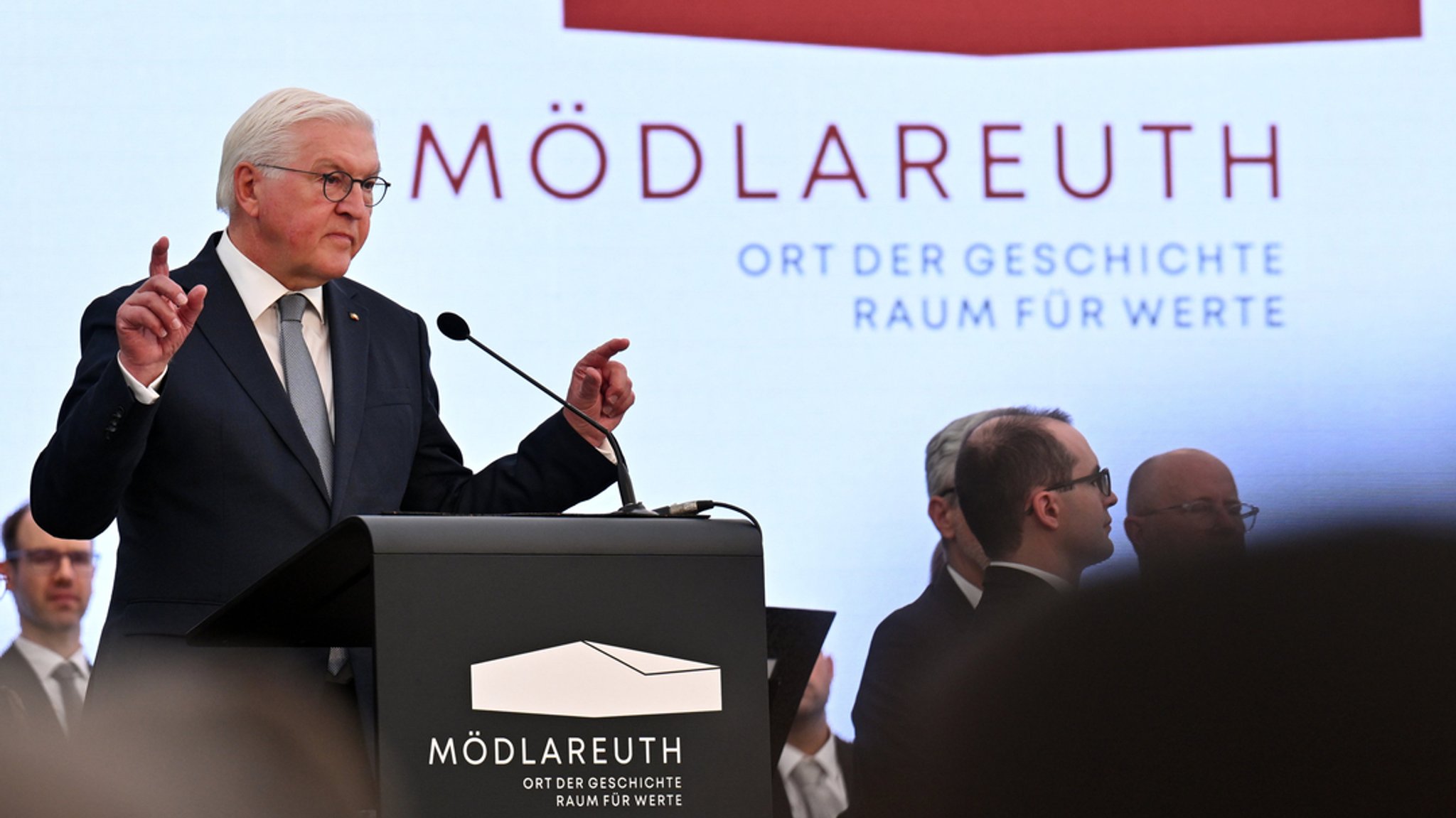 Bundespräsident Frank-Walter Steinmeier spricht während der Feier zur Einweihung des neuen Museumsgebäudes und des umgestalteten Außenbereichs des Deutsch-Deutschen Museums Mödlareuth. | Bild: dpa-Bildfunk/Martin Schutt Bundespräsident Frank-Walter Steinmeier spricht während der Feier zur Einweihung des neuen Museumsgebäudes und des umgestalteten Außenbereichs des Deutsch-Deutschen Museums Mödlareuth.