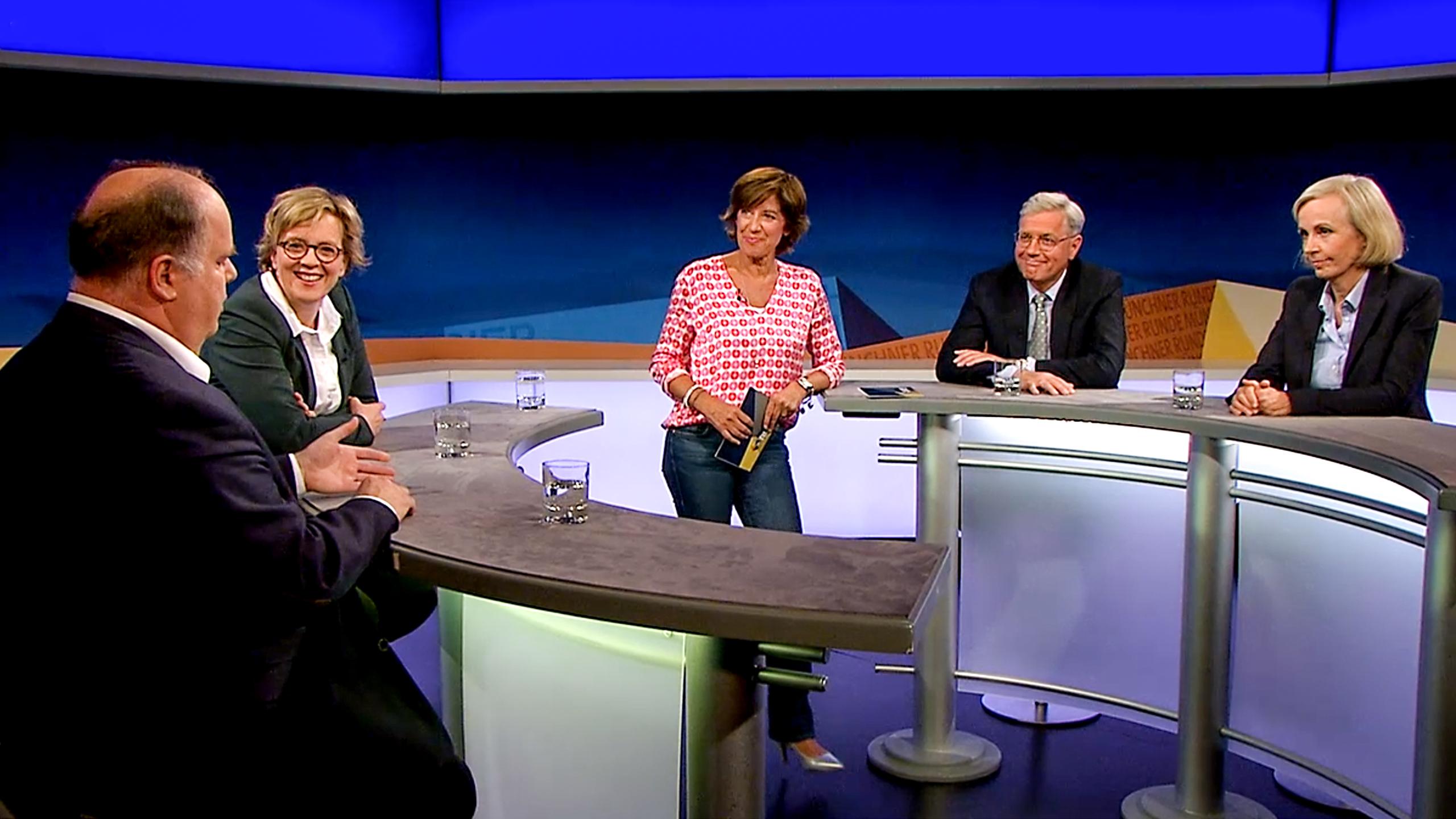- Natascha Kohnen, stv. Bundesvorsitzende der SPD
- Stephan Mayer, BR-Chefreporter und Europakorrespondent
- Ursula Münch, Politikwissenschaftlerin
- Norbert Röttgen, Chef des Auswärtigen Ausschusses im Bundestag, CDU | Bild: BR - Natascha Kohnen, stv. Bundesvorsitzende der SPD
- Stephan Mayer, BR-Chefreporter und Europakorrespondent
- Ursula Münch, Politikwissenschaftlerin
- Norbert Röttgen, Chef des Auswärtigen Ausschusses im Bundestag, CDU