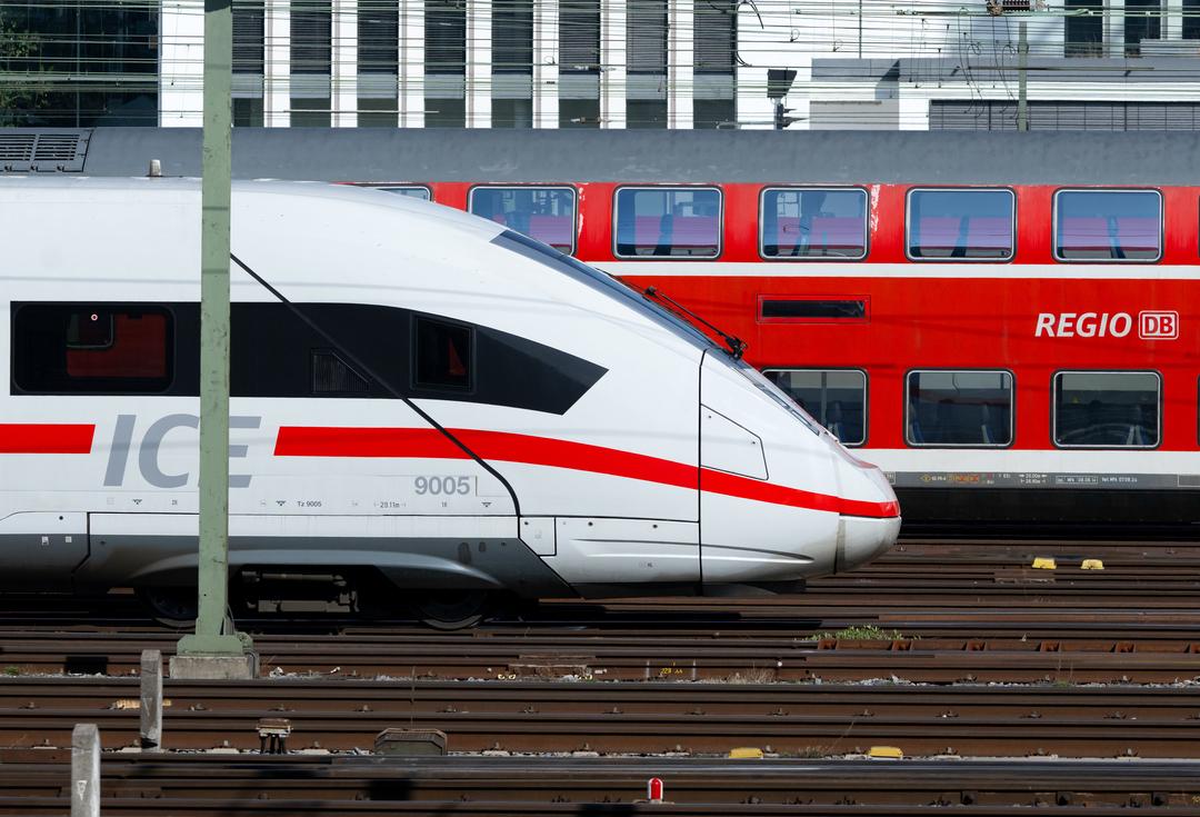 Züge der Deutschen Bahn stehen den Gleisen in der Nähe des Münchner Hauptbahnhofs.