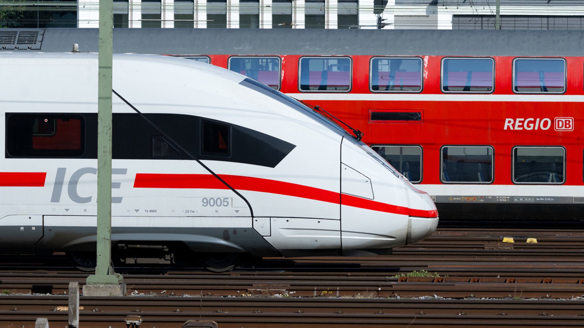 Züge der Deutschen Bahn stehen den Gleisen in der Nähe des Münchner Hauptbahnhofs.