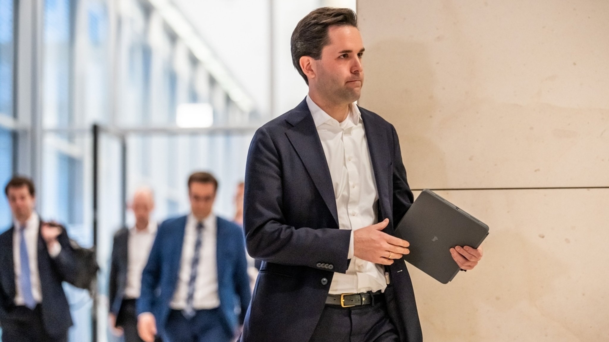 ARCHIV (28.11.2025): Johannes Winkel (CDU), Bundesvorsitzender der Jungen Union (JU), kommt zur Sonder-Fraktionssitzung im Bundestag nach dem Koalitionsausschuss. 